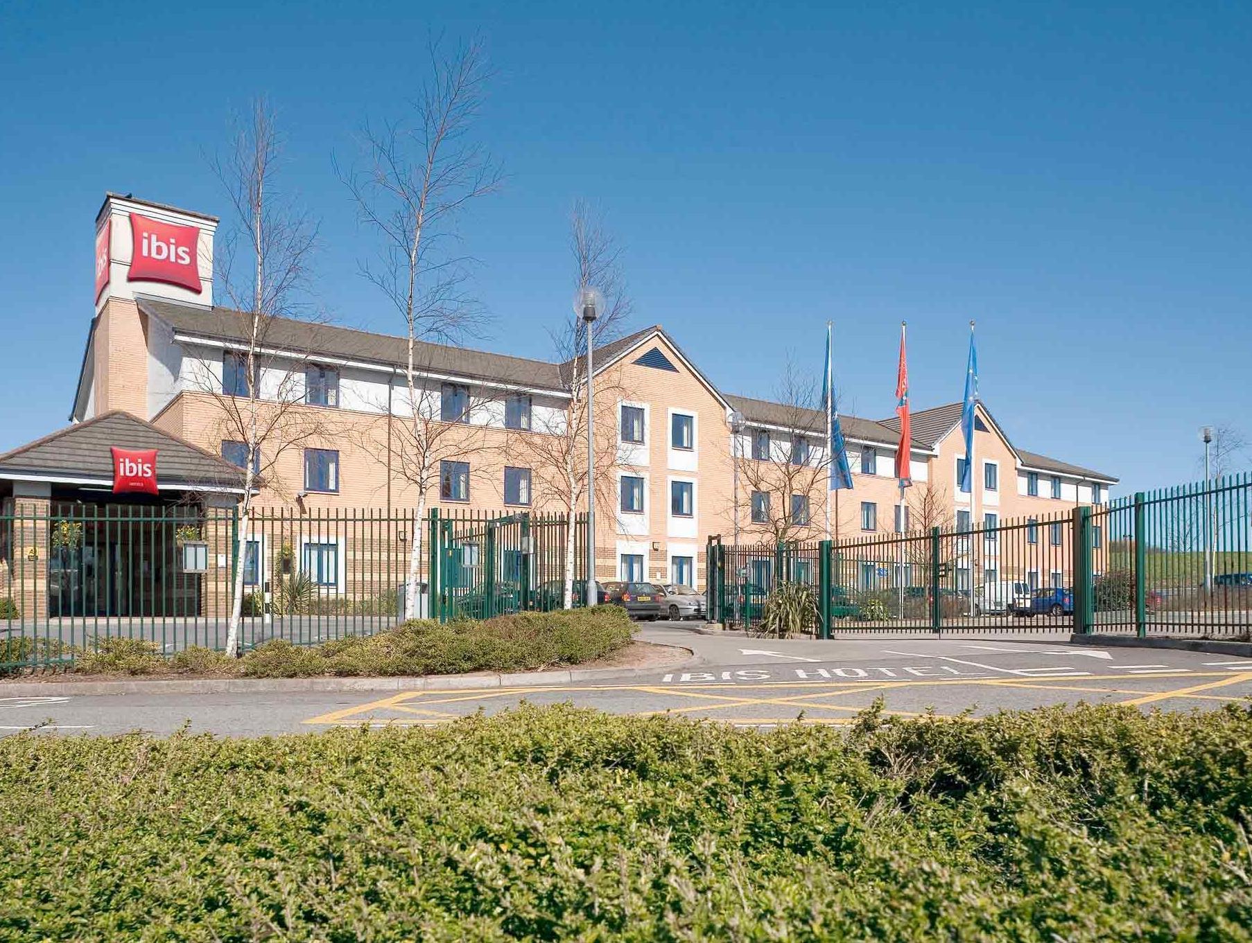 Отель Ibis Cardiff Gate - International Business Park Экстерьер фото