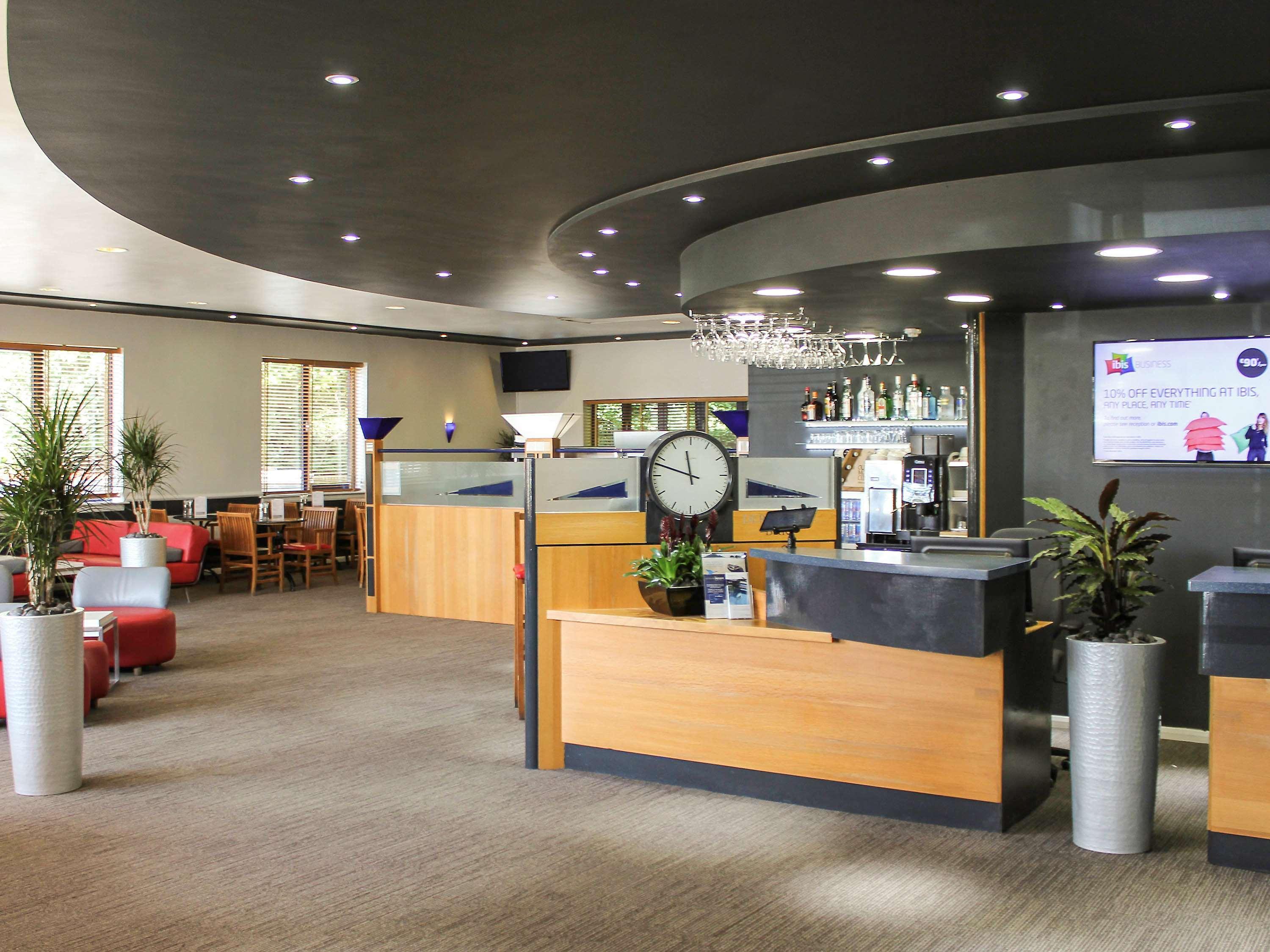 Отель Ibis Cardiff Gate - International Business Park Экстерьер фото