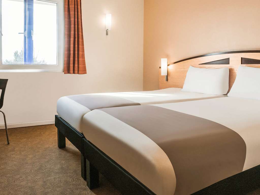 Отель Ibis Cardiff Gate - International Business Park Номер фото