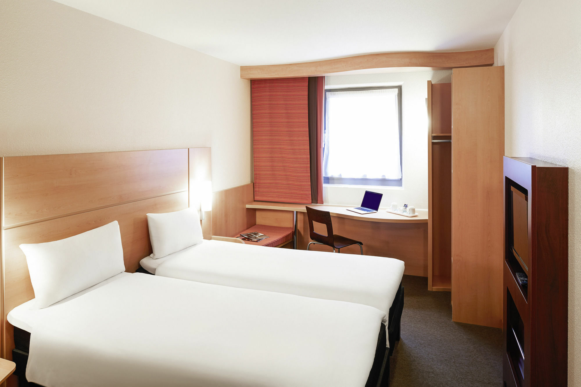 Отель Ibis Cardiff Gate - International Business Park Экстерьер фото